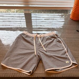 Vuori Men’s Banks 7” Shorts Gray and Tan Trim Size Large